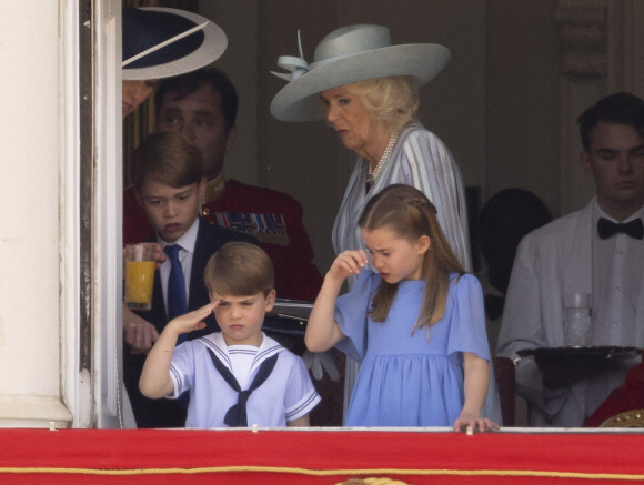 Le prince George de Cambridge, le prince Louis, Camilla Parker Bowles, duchesse de Cornouailles et la princesse Charlotte - Les membres de la famille royale regardent le défilé Trooping the Colour depuis un balcon du palais de Buckingham à Londres lors des célébrations du jubilé de platine de la reine le 2 juin 2022 