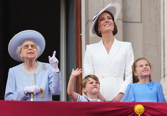 La reine Elisabeth II d'Angleterre, Catherine Kate Middleton, duchesse de Cambridge, le prince Louis et la princesse Charlotte - Les membres de la famille royale regardent le défilé Trooping the Colour depuis un balcon du palais de Buckingham à Londres lors des célébrations du jubilé de platine de la reine le 2 juin 2022. 