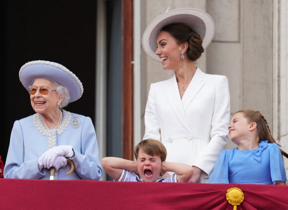 La reine Elisabeth II d'Angleterre, Catherine Kate Middleton, duchesse de Cambridge, le prince Louis et la princesse Charlotte - Les membres de la famille royale regardent le défilé Trooping the Colour depuis un balcon du palais de Buckingham à Londres lors des célébrations du jubilé de platine de la reine le 2 juin 2022. 