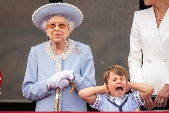 La reine Elisabeth II d'Angleterre, Le prince Louis de Cambridge, Catherine (Kate) Middleton, duchesse de Cambridge - Les membres de la famille royale saluent la foule depuis le balcon du Palais de Buckingham, lors de la parade militaire "Trooping the Colour" dans le cadre de la célébration du jubilé de platine (70 ans de règne) de la reine Elizabeth II à Londres.