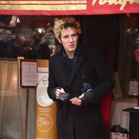 Exclusif - Vincent Lacoste (habillé en Céline) - Arrivée au déjeuner des nommés aux César 2022 au Fouquet's à Paris le 6 février 2022. © Giancarlo Gorassini / Bestimage