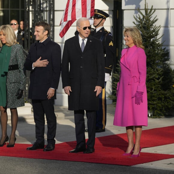 Le président américain Joe Biden et la première dame Jill Biden accueillent le président français Emmanuel Macron et sa femme Brigitte Macron à la Maison Blanche à Washington, The District, Etats-Unis, le 1er décembre 2022. 