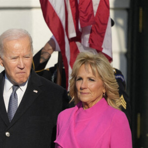 Le président américain Joe Biden et la première dame Jill Biden accueillent le président français et sa femme à la Maison Blanche à Washington, The District, Etats-Unis, le 1er décembre 2022. 