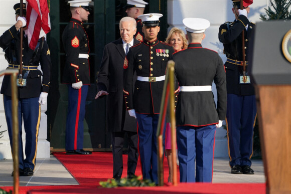 Le président américain Joe Biden et la première dame Jill Biden accueillent le président français Emmanuel Macron et sa femme Brigitte Macron à la Maison Blanche à Washington, The District, Etats-Unis, le 1er décembre 2022. 