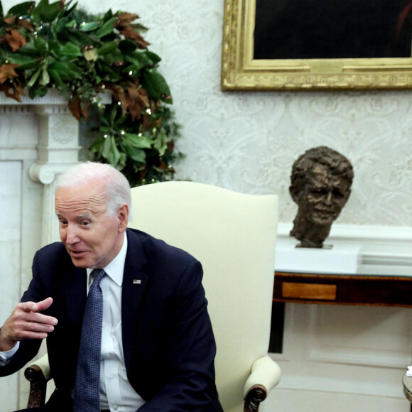 Le président de la République française Emmanuel Macron et son homologue américain Joe Biden s'entretiennent dans le bureau ovale de la Maison Blanche à Washington, le 1er décembre 2022. Le président français, accompagné de la première dame B.Macron, est en visite d'Etat aux Etats-Unis, du 29 novembre au 2 décembre 2022. © Dominique Jacovides / Bestimage 