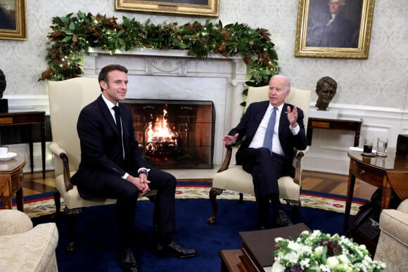 Le président de la République française Emmanuel Macron et son homologue américain Joe Biden s'entretiennent dans le bureau ovale de la Maison Blanche à Washington, le 1er décembre 2022. Le président français, accompagné de la première dame B.Macron, est en visite d'Etat aux Etats-Unis, du 29 novembre au 2 décembre 2022. © Dominique Jacovides / Bestimage 