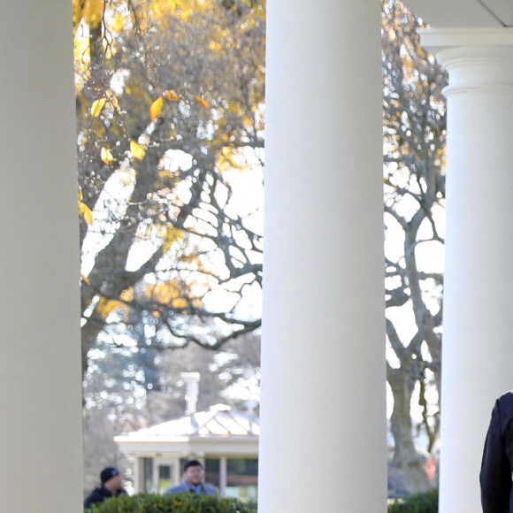 Le président de la République française Emmanuel Macron et son homologue américain Joe Biden s'entretiennent dans le bureau ovale de la Maison Blanche à Washington, le 1er décembre 2022. Le président français, accompagné de la première dame B.Macron, est en visite d'Etat aux Etats-Unis, du 29 novembre au 2 décembre 2022. © Dominique Jacovides / Bestimage 