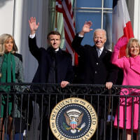 Brigitte Macron ultra élégante à la Maison Blanche : look automnal au bras d'Emmanuel, Jill Biden flashy
