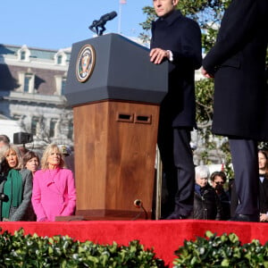 Cérémonie d'accueil du président de la République française Emmanuel Macron et de la première Dame Brigitte Macron à la Maison Blanche à Washington, le 1er décembre 2022. Le couple présidentiel français est accueilli par le président américain Joe Biden et la première Dame, Jill Biden. Le président français, accompagné de la première dame B.Macron, est en visite d'Etat aux Etats-Unis, du 29 novembre au 2 décembre 2022. © Dominique Jacovides / Bestimage 