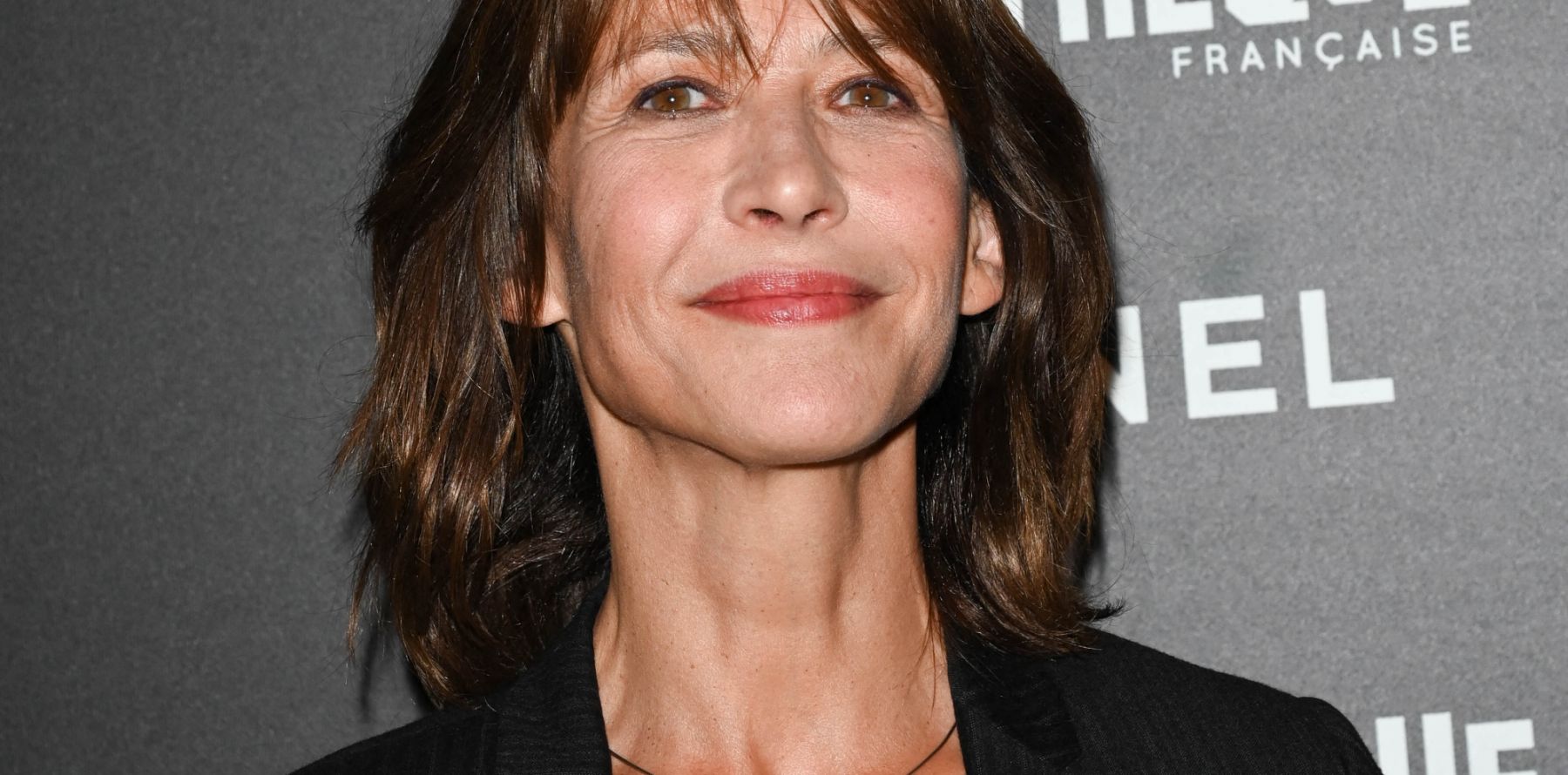 Qui Est Le Nouveau Compagnon De Sophie Marceau Sophie Marceau en couple : promenade en barque et restaurant de luxe, son  chéri la gâte pour son anniversaire ! - Purepeople