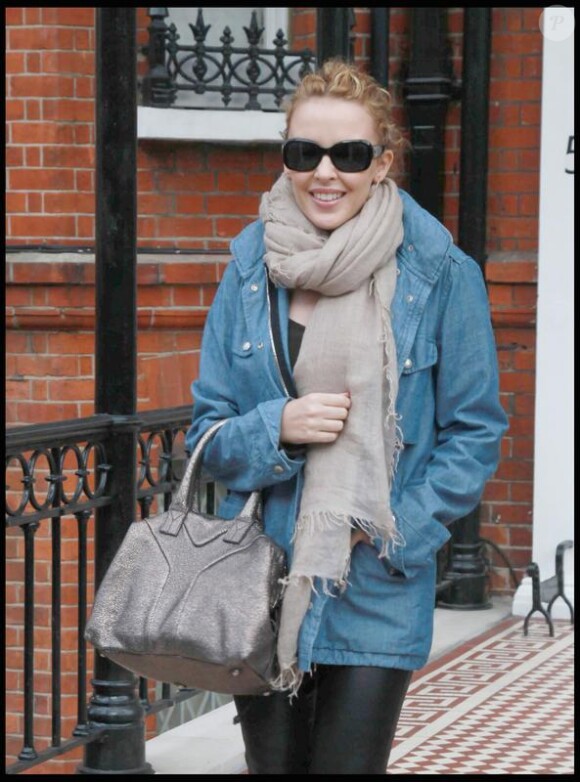 Kylie Minogue sortant lundi 15 février de son domicile Londonien