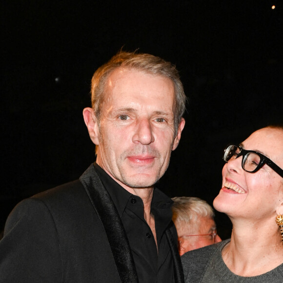 Exclusif - Lambert Wilson et Carole Bouquet - People au spectacle "Cabaret" lors de la soirée de réouverture du Lido à Paris le 1er décembre 2022. Exit les plumes et les strass: le mythique cabaret du Lido, rebaptisé Lido2Paris après avoir mis un terme à ses revues, a rouvert jeudi avec la célèbre comédie musicale "Cabaret", qui vient par moments faire comme un clin d'oeil à la gloire passée. Cette réinterprétation sera ainsi jouée jusqu'au mois de février 2023 par des interprètes britanniques. L'intrigue est située à Berlin dans les années 30, en pleine montée du nazisme, et suit un jeune écrivain américain qui tombe amoureux d'une meneuse de revue au Kit Kat Klub. Du "théâtre musical" politique --des chansons qui se terminent par le salut nazi, un personnage juif malmené, des chemises brunes qui dansent, des images de dictateurs et autocrates qui défilent sur un écran géant-- mais dont les tableaux dansés et chantés au Kit Kat Klub ne sont pas sans rappeler l'univers de l'ancien Lido. © Coadic Guirec/Bestimage 