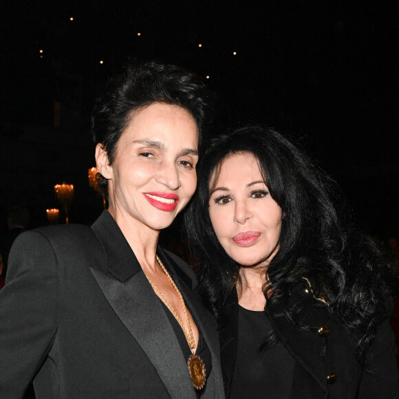 Exclusif - Farida Khelfa et Yamina Benguigui - People au spectacle "Cabaret" lors de la soirée de réouverture du Lido à Paris le 1er décembre 2022. Exit les plumes et les strass: le mythique cabaret du Lido, rebaptisé Lido2Paris après avoir mis un terme à ses revues, a rouvert jeudi avec la célèbre comédie musicale "Cabaret", qui vient par moments faire comme un clin d'oeil à la gloire passée. Cette réinterprétation sera ainsi jouée jusqu'au mois de février 2023 par des interprètes britanniques. L'intrigue est située à Berlin dans les années 30, en pleine montée du nazisme, et suit un jeune écrivain américain qui tombe amoureux d'une meneuse de revue au Kit Kat Klub. Du "théâtre musical" politique --des chansons qui se terminent par le salut nazi, un personnage juif malmené, des chemises brunes qui dansent, des images de dictateurs et autocrates qui défilent sur un écran géant-- mais dont les tableaux dansés et chantés au Kit Kat Klub ne sont pas sans rappeler l'univers de l'ancien Lido. © Coadic Guirec/Bestimage 
