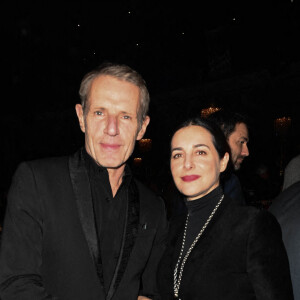 Exclusif - Lambert Wilson et Amira Casar - People au spectacle "Cabaret" lors de la soirée de réouverture du Lido à Paris le 1er décembre 2022. Exit les plumes et les strass: le mythique cabaret du Lido, rebaptisé Lido2Paris après avoir mis un terme à ses revues, a rouvert jeudi avec la célèbre comédie musicale "Cabaret", qui vient par moments faire comme un clin d'oeil à la gloire passée. Cette réinterprétation sera ainsi jouée jusqu'au mois de février 2023 par des interprètes britanniques. L'intrigue est située à Berlin dans les années 30, en pleine montée du nazisme, et suit un jeune écrivain américain qui tombe amoureux d'une meneuse de revue au Kit Kat Klub. Du "théâtre musical" politique --des chansons qui se terminent par le salut nazi, un personnage juif malmené, des chemises brunes qui dansent, des images de dictateurs et autocrates qui défilent sur un écran géant-- mais dont les tableaux dansés et chantés au Kit Kat Klub ne sont pas sans rappeler l'univers de l'ancien Lido. © Coadic Guirec/Bestimage 