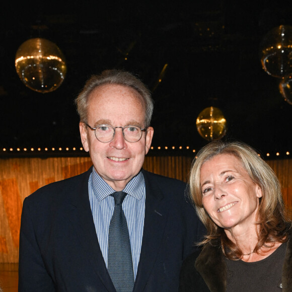 Exclusif - Renaud Donnedieu de Vabres et et Claire Chazal - People au spectacle "Cabaret" lors de la soirée de réouverture du Lido à Paris le 1er décembre 2022. Exit les plumes et les strass: le mythique cabaret du Lido, rebaptisé Lido2Paris après avoir mis un terme à ses revues, a rouvert jeudi avec la célèbre comédie musicale "Cabaret", qui vient par moments faire comme un clin d'oeil à la gloire passée. Cette réinterprétation sera ainsi jouée jusqu'au mois de février 2023 par des interprètes britanniques. L'intrigue est située à Berlin dans les années 30, en pleine montée du nazisme, et suit un jeune écrivain américain qui tombe amoureux d'une meneuse de revue au Kit Kat Klub. Du "théâtre musical" politique --des chansons qui se terminent par le salut nazi, un personnage juif malmené, des chemises brunes qui dansent, des images de dictateurs et autocrates qui défilent sur un écran géant-- mais dont les tableaux dansés et chantés au Kit Kat Klub ne sont pas sans rappeler l'univers de l'ancien Lido. © Coadic Guirec/Bestimage 