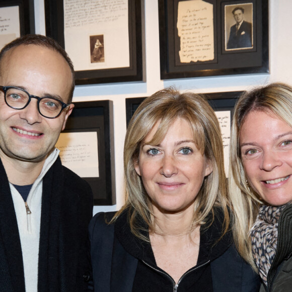 Exclusif - Mathieu Laine, Amanda Sthers, Alix Laine - Personnalités lors du vernissage de l'exposition de Amanda Sthers "Le lendemain, tout a changé" à la galerie "75 Faubourg" à Paris. Le 1er décembre 2022. © Cyril Moreau / Bestimage 