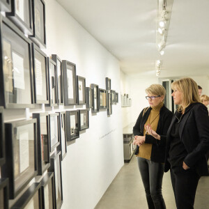 Exclusif - Amanda Sthers - Personnalités lors du vernissage de l'exposition de Amanda Sthers "Le lendemain, tout a changé" à la galerie "75 Faubourg" à Paris. Le 1er décembre 2022.  © Cyril Moreau / Bestimage 