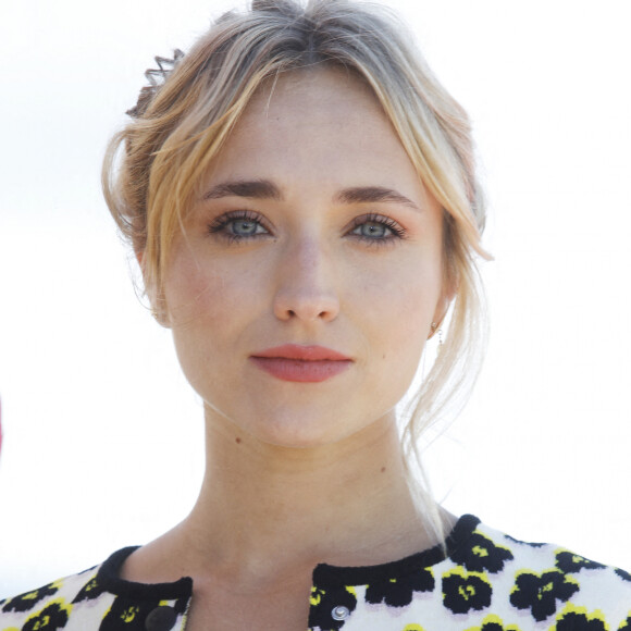 Chloé Jouannet au photocall de la saison 2 de la série "Derby Girl" lors de la 5ème saison du festival International des Séries "Canneseries" à Cannes, France, le 4 avril 2022. © Denis Guignebourg/Bestimage 