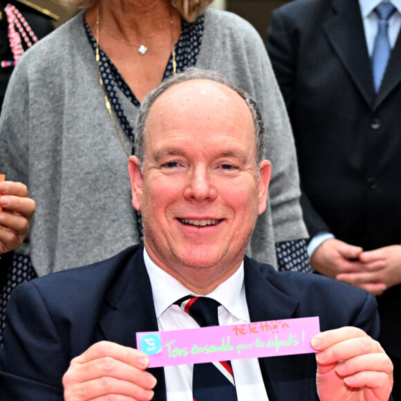 Exclusif - Le prince Albert II de Monaco, sa nièce, Camille Gottlieb, la marraine d'honneur du Téléthon monégasque, guidés par Muriel Agliardi, la présidente de l'association Monaco Maladies Génétiques, ont inauguré la 36ème édition du Téléthon au Grimaldi Forum à Monaco. Le 3 décembre 2022. © Bruno Bebert / Bestimage 