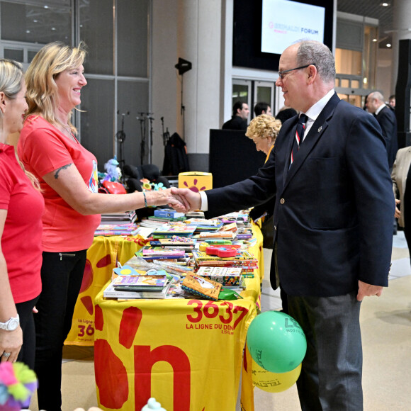 Exclusif - Le prince Albert II de Monaco, sa nièce, Camille Gottlieb, la marraine d'honneur du Téléthon monégasque, guidés par Muriel Agliardi, la présidente de l'association Monaco Maladies Génétiques, ont inauguré la 36ème édition du Téléthon au Grimaldi Forum à Monaco. Le 3 décembre 2022.  © Bruno Bebert / Bestimage 