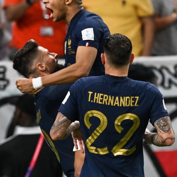 Olivier Giroud et Kylian Mbappe - Joie des joueurs français lors du match des 1/8emes de finale de la Coupe de Monde de Football "France vs Pologne (3-1)" à Doha au Qatar. Le 4 décembre 2022 © Philippe Perusseau / Bestimage