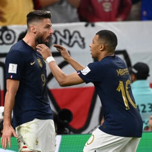 Olivier Giroud et Kylian Mbappe - Joie des joueurs français lors du match des 1/8emes de finale de la Coupe de Monde de Football "France vs Pologne (3-1)" à Doha au Qatar. Le 4 décembre 2022 © Philippe Perusseau / Bestimage