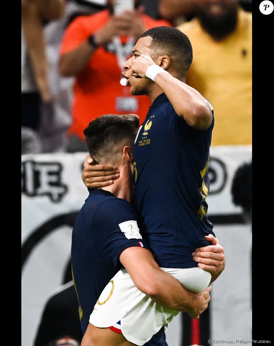 Coupe Du Monde Kylian Mbappé Et Olivier Giroud Lincroyable Photo En Amoureux Qui Enflamme 2862