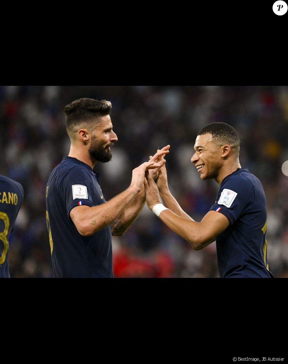 Coupe Du Monde Kylian Mbappé Et Olivier Giroud Lincroyable Photo En Amoureux Qui Enflamme 