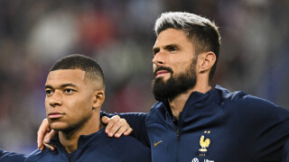 Coupe du monde : Kylian Mbappé et Olivier Giroud, l'incroyable photo en "amoureux" qui enflamme les réseaux sociaux !