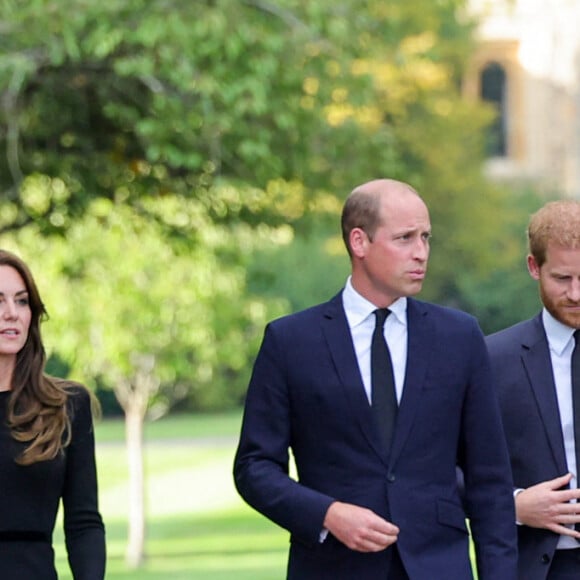 La princesse de Galles Kate Catherine Middleton, le prince de Galles William et le prince Harry, duc de Sussex et Meghan Markle, duchesse de Sussex à la rencontre de la foule devant le château de Windsor, suite au décès de la reine Elisabeth II d'Angleterre. Le 10 septembre 2022 