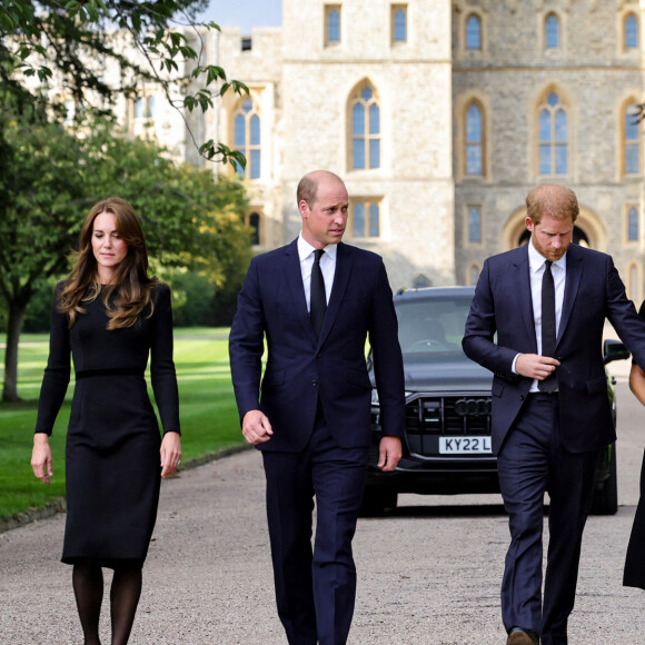 Le prince de Galles William et la princesse de Galles Kate Catherine Middleton et le prince Harry, duc de Sussex et Meghan Markle, duchesse de Sussex à la rencontre de la foule devant le château de Windsor, suite au décès de la reine Elisabeth II d'Angleterre. Le 10 septembre 2022 