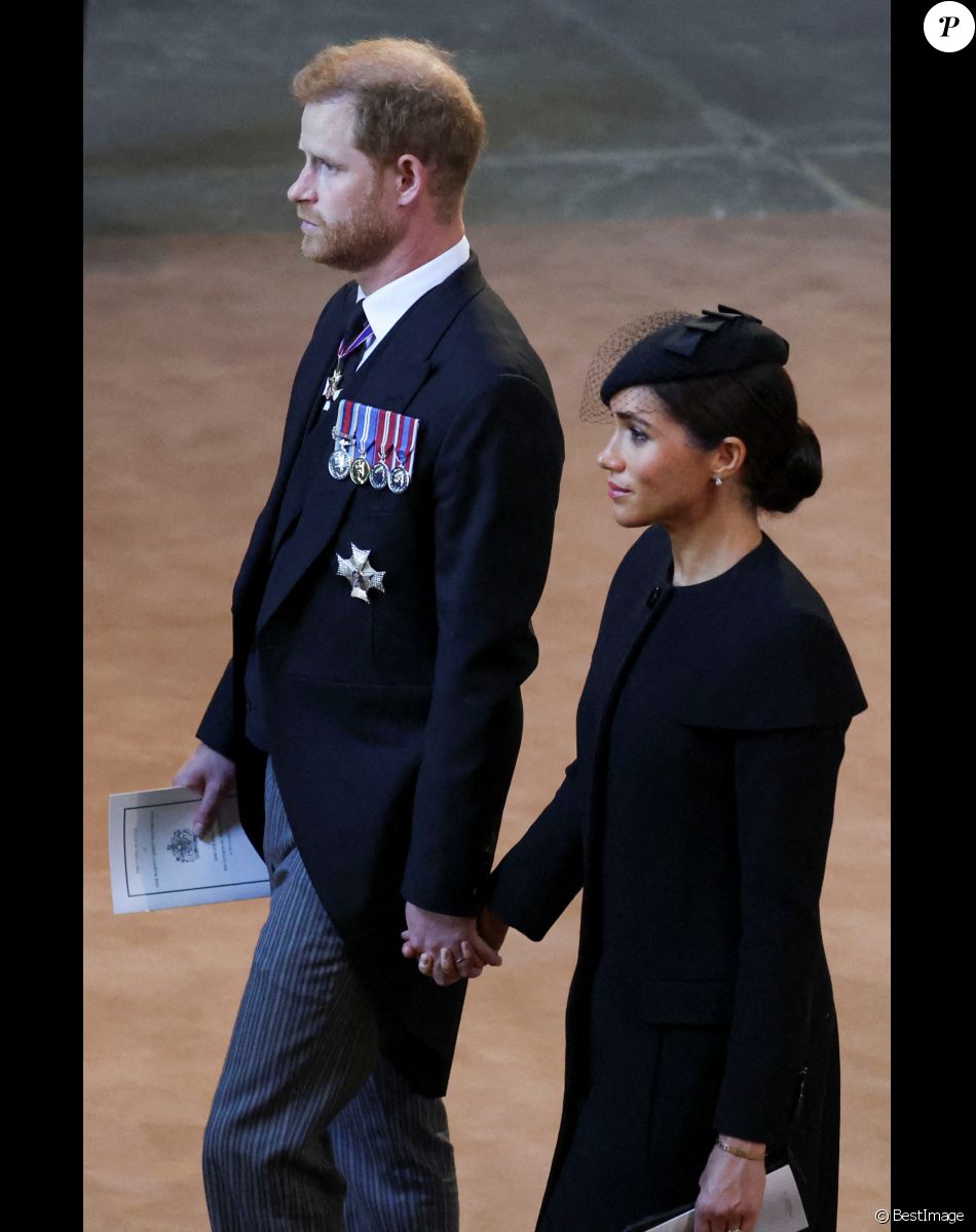 Le prince Harry, duc de Sussex, Meghan Markle, duchesse de Sussex - Intérieur - Procession cérémonielle du cercueil de la reine Elisabeth II du palais de Buckingham à Westminster Hall à Londres. Le 14 septembre 2022