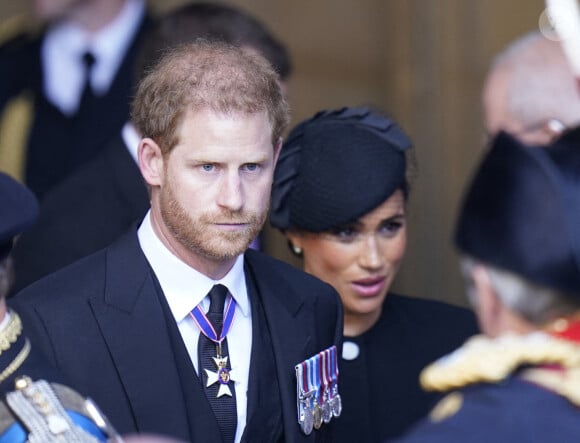 Le prince Harry, duc de Sussex et Meghan Markle, duchesse de Sussex - - Sortie - Procession cérémonielle du cercueil de la reine Elisabeth II du palais de Buckingham à Westminster Hall à Londres, où les Britanniques et les touristes du monde entier pourront lui rendre hommage jusqu'à ses obsèques prévues le 19 septembre 2022. Le 14 septembre 2022. 