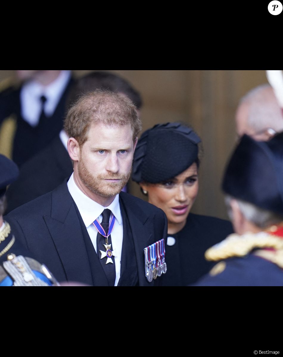 Le prince Harry, duc de Sussex et Meghan Markle, duchesse de Sussex - - Sortie - Procession cérémonielle du cercueil de la reine Elisabeth II du palais de Buckingham à Westminster Hall à Londres, où les Britanniques et les touristes du monde entier pourront lui rendre hommage jusqu'à ses obsèques prévues le 19 septembre 2022. Le 14 septembre 2022.