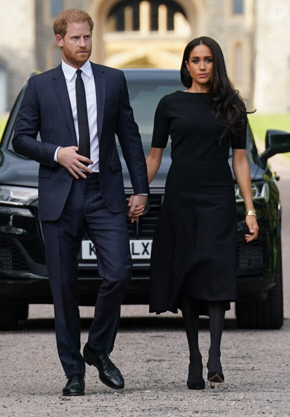 Le prince Harry, duc de Sussex et Meghan Markle, duchesse de Sussex à la rencontre de la foule devant le château de Windsor, suite au décès de la reine Elisabeth II d'Angleterre. 