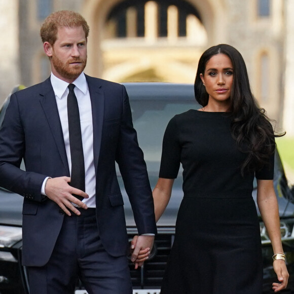 Le prince Harry, duc de Sussex et Meghan Markle, duchesse de Sussex à la rencontre de la foule devant le château de Windsor, suite au décès de la reine Elisabeth II d'Angleterre. 