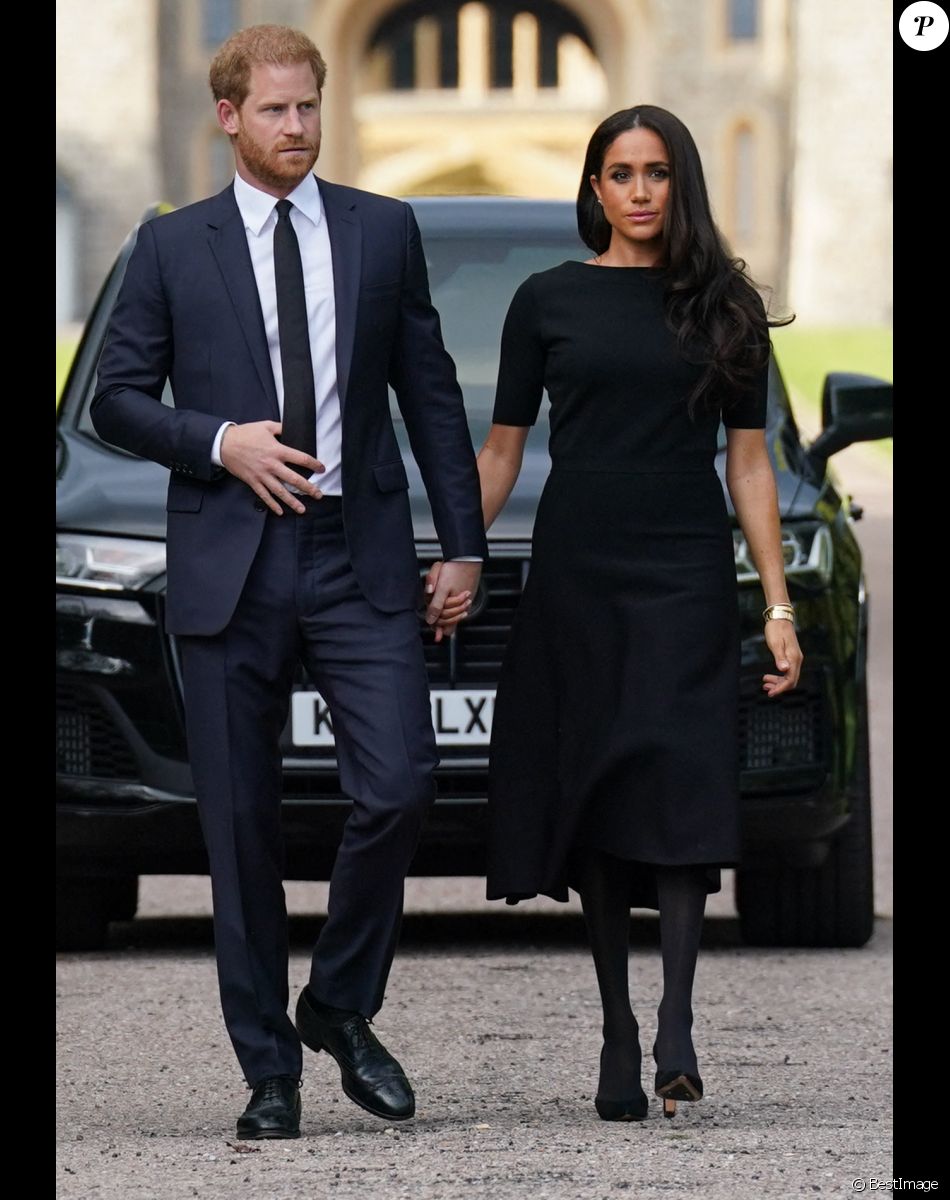 Le prince Harry, duc de Sussex et Meghan Markle, duchesse de Sussex à la rencontre de la foule devant le château de Windsor, suite au décès de la reine Elisabeth II d'Angleterre.