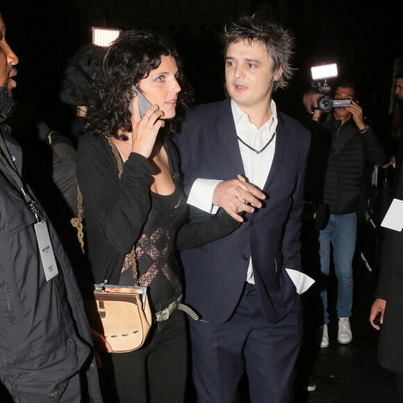 Pete Doherty et sa compagne Katia de Vidas - People à la sortie du défilé de mode "Saint Laurent", collection prêt-à-porter printemps-été 2016, au Carreau du Temple à Paris. Le 5 Octobre 2015