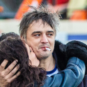 Pete Doherty à la sortie du tribunal de Paris avec sa compagne Katia de Vidas et son avocat Arash Derambarsh, Paris, le 12 novembre 2019.