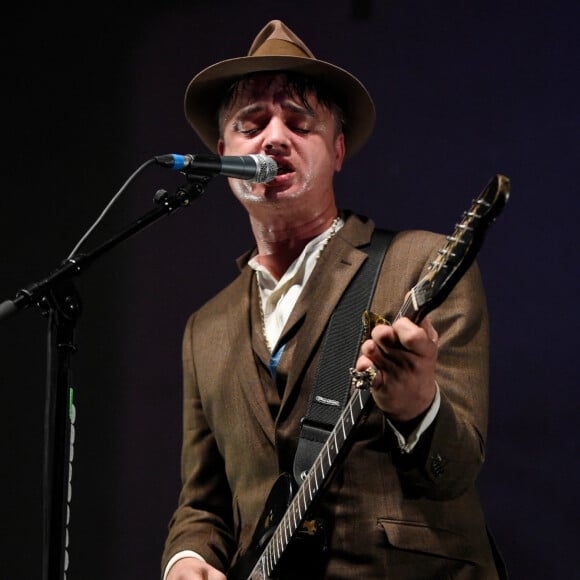 Pete Doherty et son groupe "The Libertines" se produisent sur la scène du "Victoria Warehouse" à Manchester, le 10 décembre 2019.