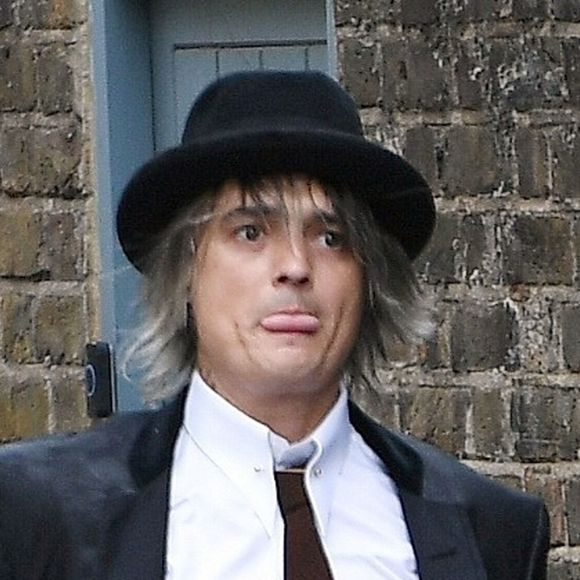 Exclusif - Pete Doherty dans la rue à Londres avec ses deux chiens Husky de Sibérie en laisse le 4 septembre 2019