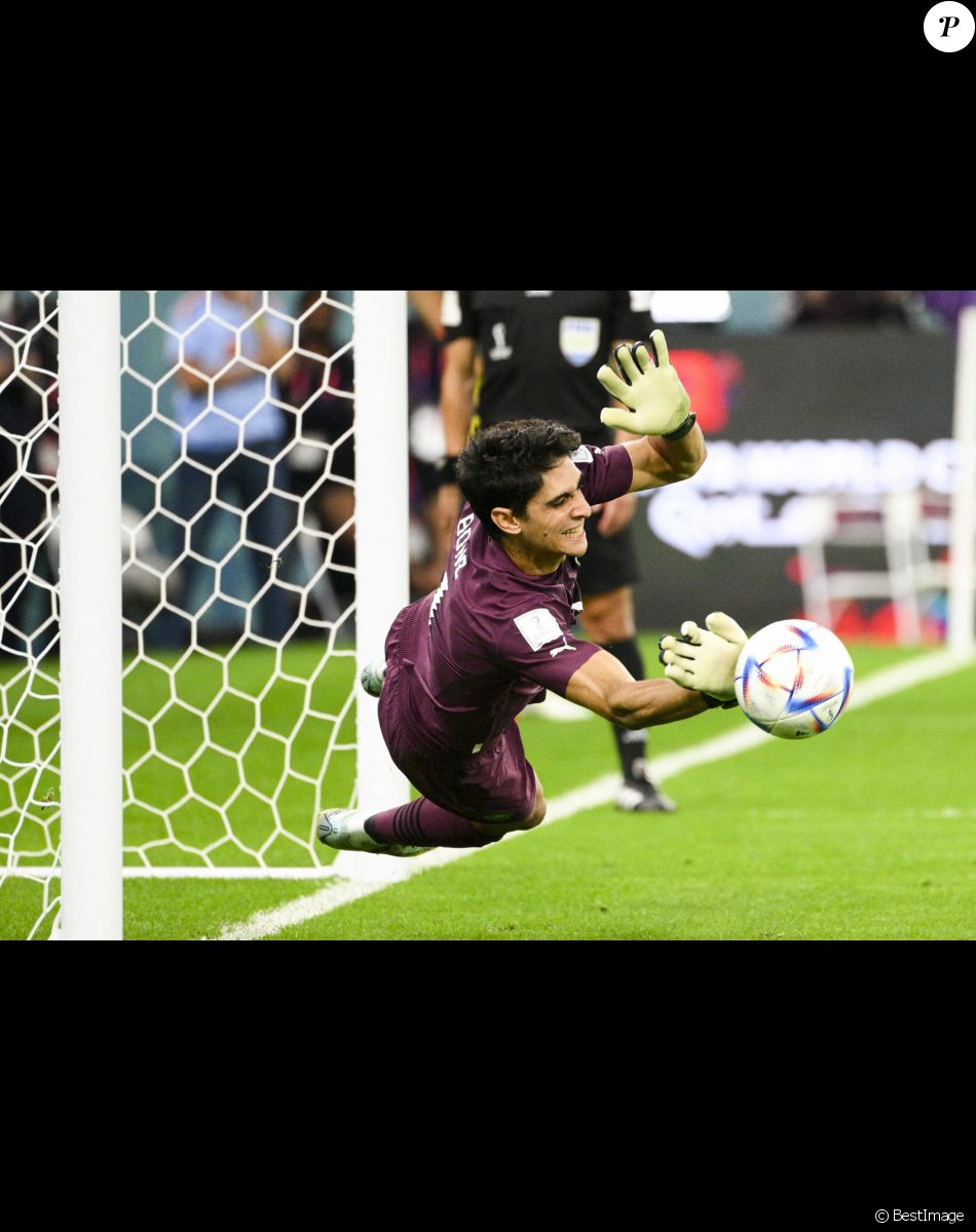 Yassine Bounou durant la seance de tirs au but - Match "Maroc - Espagne (tab 3-0)" lors de la Coupe du Monde 2022 au Qatar (FIFA World Cup Qatar 2022), le 6 décembre 2022.