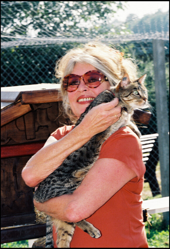Brigitte Bardot participe à la journée d'adoption organisée par un refuge.