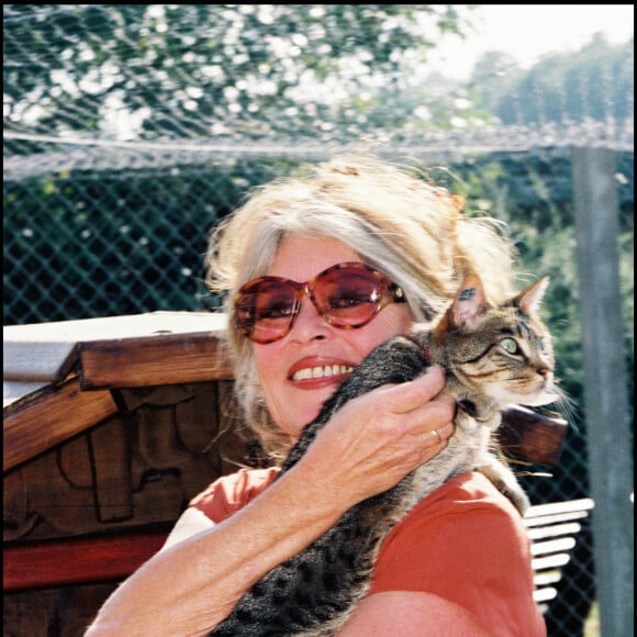 Brigitte Bardot participe à la journée d'adoption organisée par un refuge.