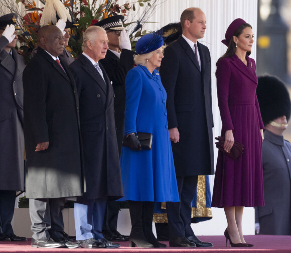 Le président de l'Afrique du Sud, Cyril Ramaphosa, le roi Charles III d'Angleterre et Camilla Parker Bowles, reine consort d'Angleterre, le prince William, prince de Galles, et Catherine (Kate) Middleton, princesse de Galles - La famille royale et le gouvernement du Royaume Uni lors de la cérémonie d'accueil du président de l'Afrique du Sud, en visite d'état à Londres, Royaume Uni, le 22 novembre 2022. 