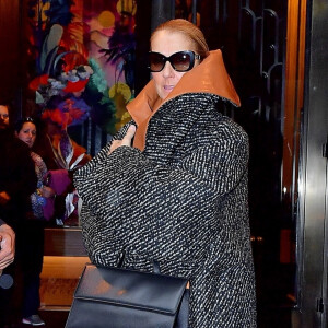 Céline Dion porte un manteau surdimensionné JW Anderson à New York City, New York, Etats-Unis, le 6 mars 2020.