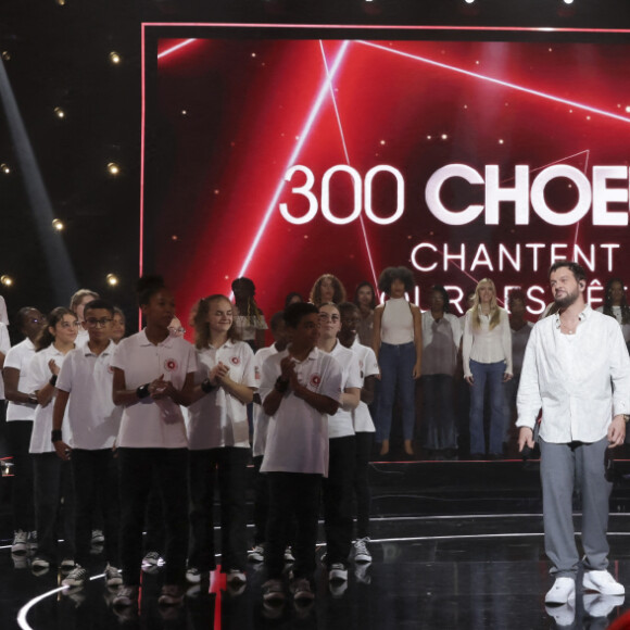 Exclusif - Claudio Capéo - Enregistrement de l'émission "300 Choeurs chantent pour les fêtes" à Paris, diffusée le 9 décembre sur France 3 © Jack Tribeca / Bestimage