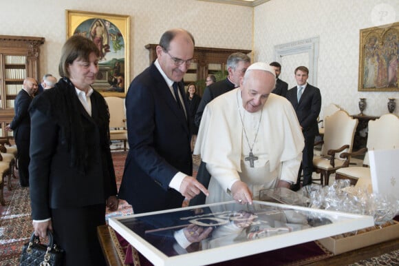 Le pape François reçoit le Premier ministre français, Jean Castex et sa femme Sandra Ribelaygue au Vatican, le 18 octobre 2021. © ANSA/Zuma Press/Bestimage 