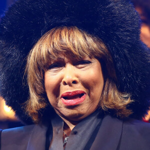 Tina Turner assiste à la première de la comédie musicale "Tina" à Hambourg en Allemagne.