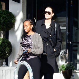 Exclusif - Angelina Jolie fait du shopping avec sa fille Zahara à Los Angeles, Californie, Etats-Unis, le 12 décembre 2022. 